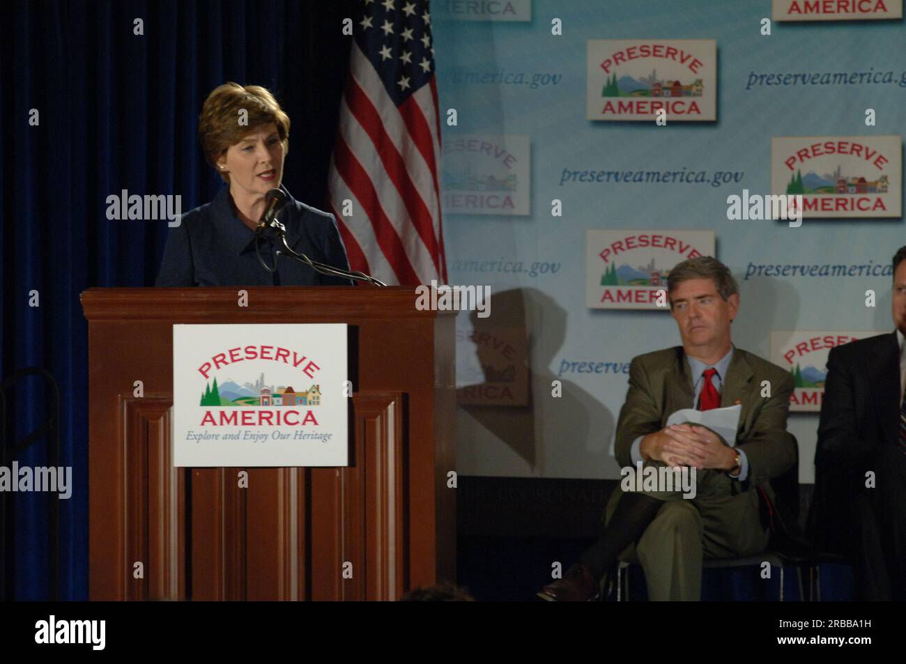 Preserve America Zeremonie im Caucus Room des Cannon House Office Building auf Capitol Hill, wo Minister Dirk Kempthorne zu First Lady Laura Bush, den Kongressabgeordneten Michael Turner von Ohio und Brad Miller von North Carolina, Beirat für historische Erhaltung Vorsitzender John Nau III., Und andere Würdenträger für die Ankündigung der ersten 43 Preserve America-Zuschüsse für 2007 und die Anerkennung von 20 neuen Preserve America-Gemeinschaften Stockfoto