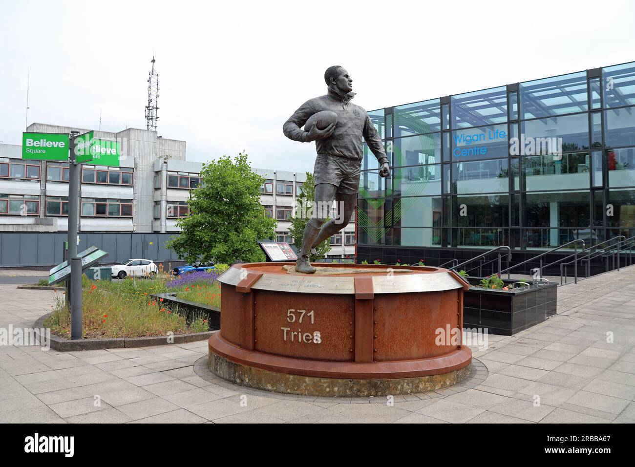 Die Statue von Billy Boston vor dem Wigan Life Centre im Großraum Manchester Stockfoto