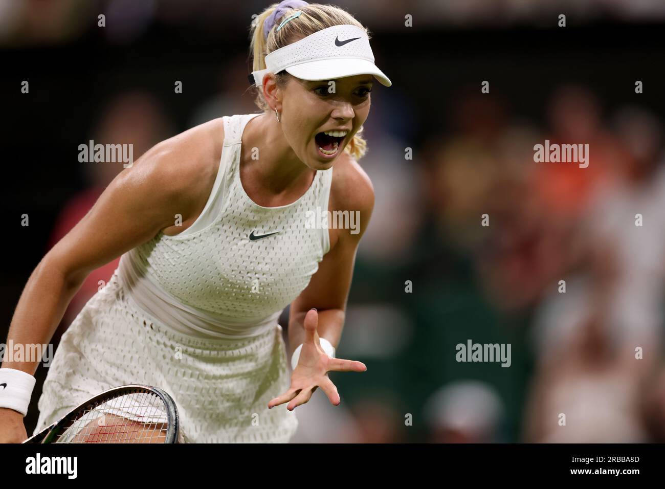 8. Juli 2023; All England Lawn Tennis and Croquet Club, London, England: Wimbledon Tennis Tournament; Katie Boulter Screens as her Serve wird von Elena Rybakina zerbrochen Stockfoto