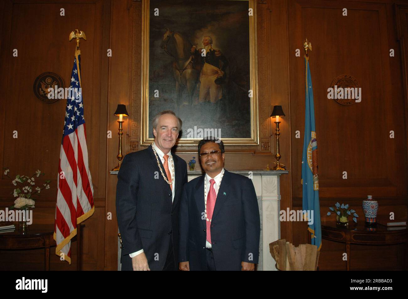 Treffen von Staatssekretär Dirk Kempthorne im Hauptinneren mit einer Regierungsdelegation der Republik Palau unter Leitung von Palau-Präsident Tommy Remengesau. Sekretär Kempthorne und Präsident Remengesau erörterten unter anderem die Möglichkeit, auf der Insel Peleliu in Palau ein nationales Kulturerbe zu errichten, sowie die bevorstehende Überprüfung des Palau-U.S. Kompakt der freien Assoziation. Stockfoto