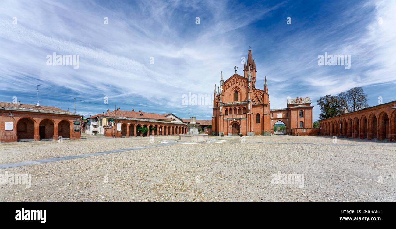 Innenhof und Kirche, Chiesa di San Vittore, im neogotischen Komplex der Agenzia di Pollenzo, Slow Food University of Gastronomic Sciences Stockfoto