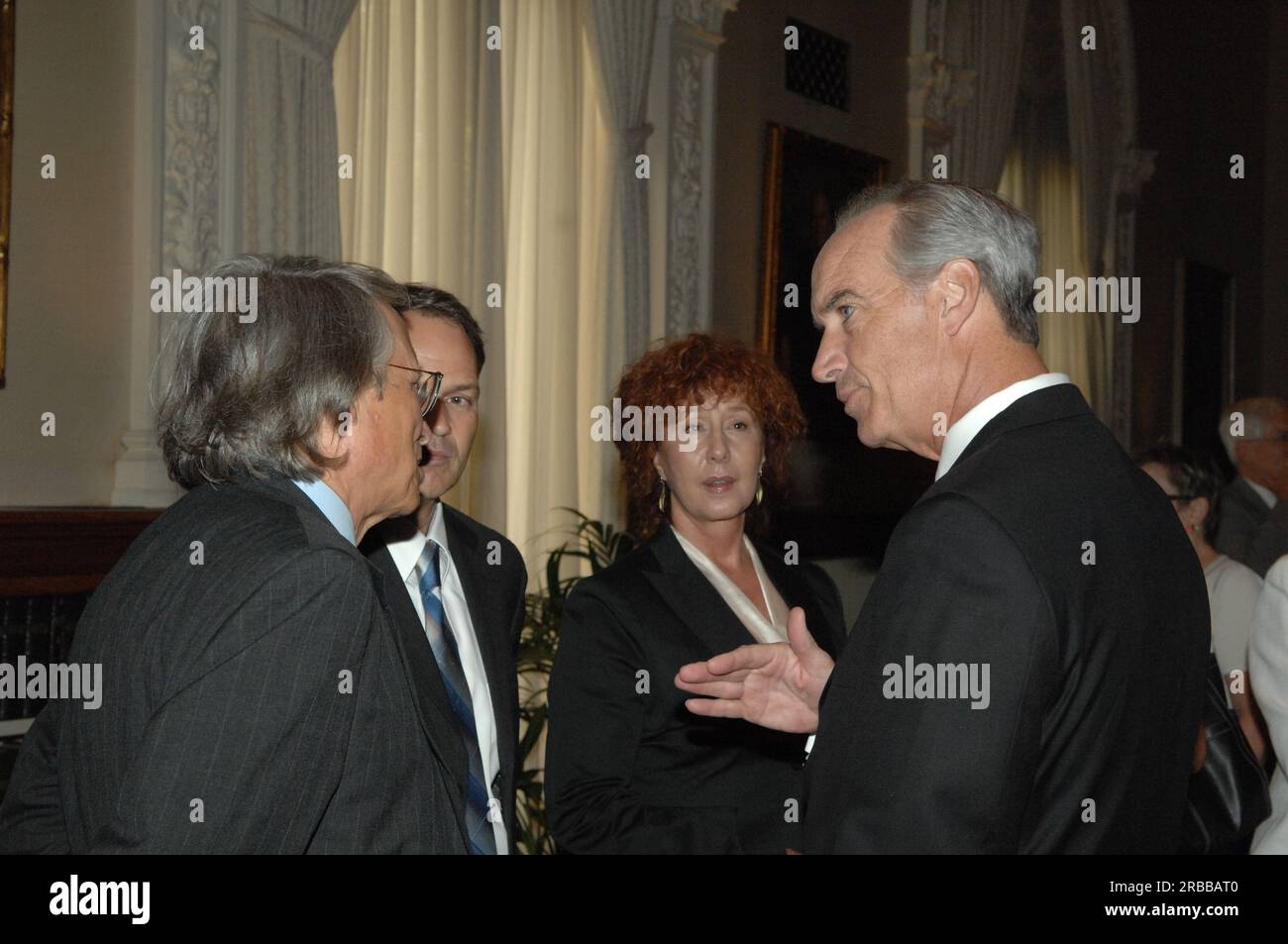 Unterschriftsveranstaltung im Hauptsitz der National Geographic Society (NGS) in Washington, D.C., für das Memorandum of Understanding zur Förderung des Geotourismus--Tourismus, der hilft, den ökologischen, kulturellen, ästhetischen, historischen Charakter und das Wohlergehen eines Ortes und seiner Bewohner zu erhalten oder zu nutzen--als kooperative Herangehensweise von Regierungsbehörden und privaten Partnern. Der Innenminister Dirk Kempthorne wurde zum NGS President und Chief Executive Officer John Fahey, Jr., zum NGS Executive Vice President Terry Garcia und zum National Park Service Director Mary Bomar, Landwirtschaftsminister für Naturressourcen Stockfoto