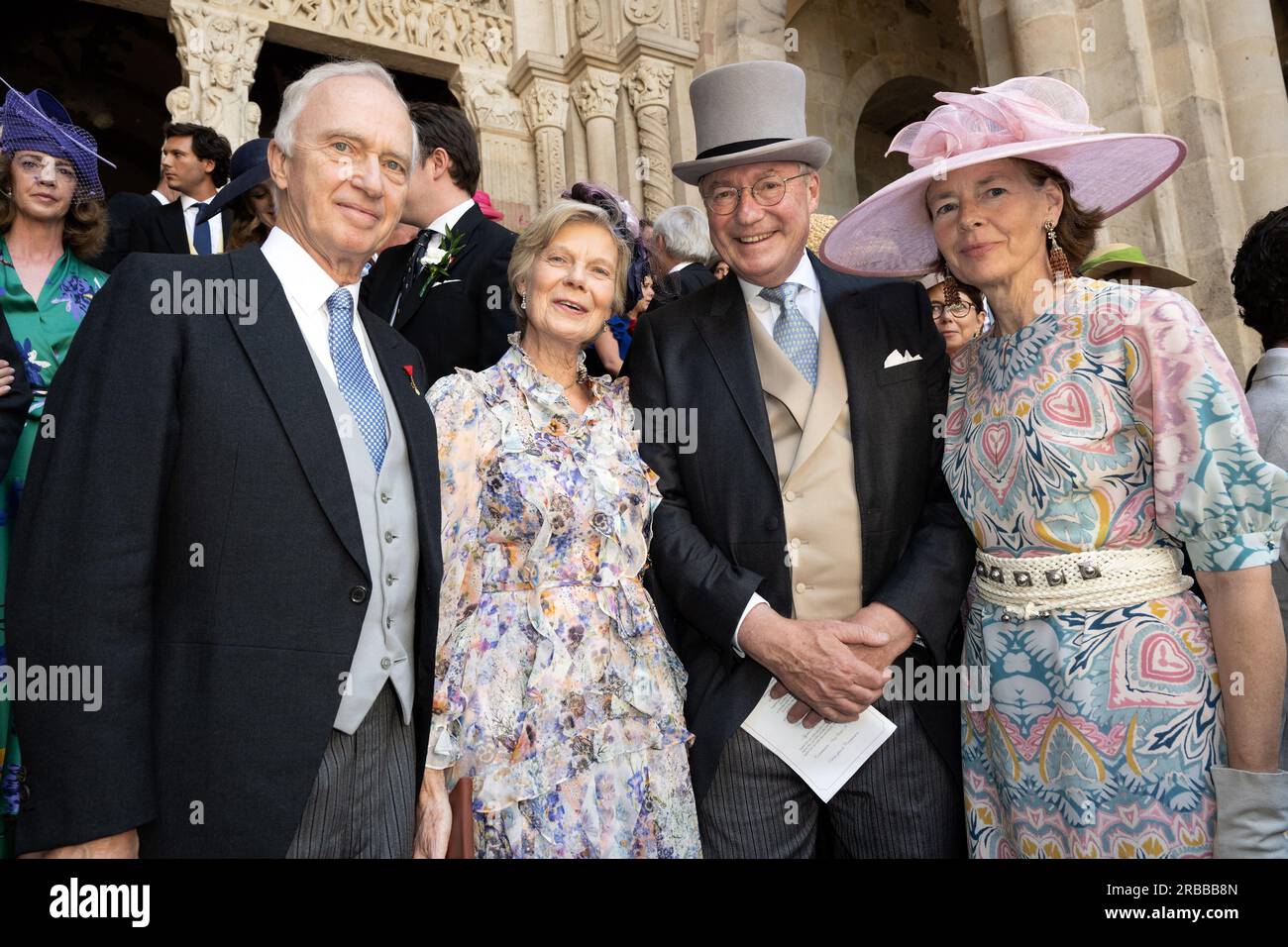 Autun, Frankreich. 08. Juli 2023. Erzherzog von Österreich Carl Christian mit Prinzessin Marie-Astrid von Luxemburg und Prinz Jean von Luxemburg und seiner Frau Gräfin Diane de Nassau posieren nach der königlichen Hochzeitszeremonie in der Kathedrale Saint-Lazare in Autun am 8. Juli 2023, Frankreich. Foto: David Niviere/ABACAPRESS.COM Kredit: Abaca Press/Alamy Live News Stockfoto