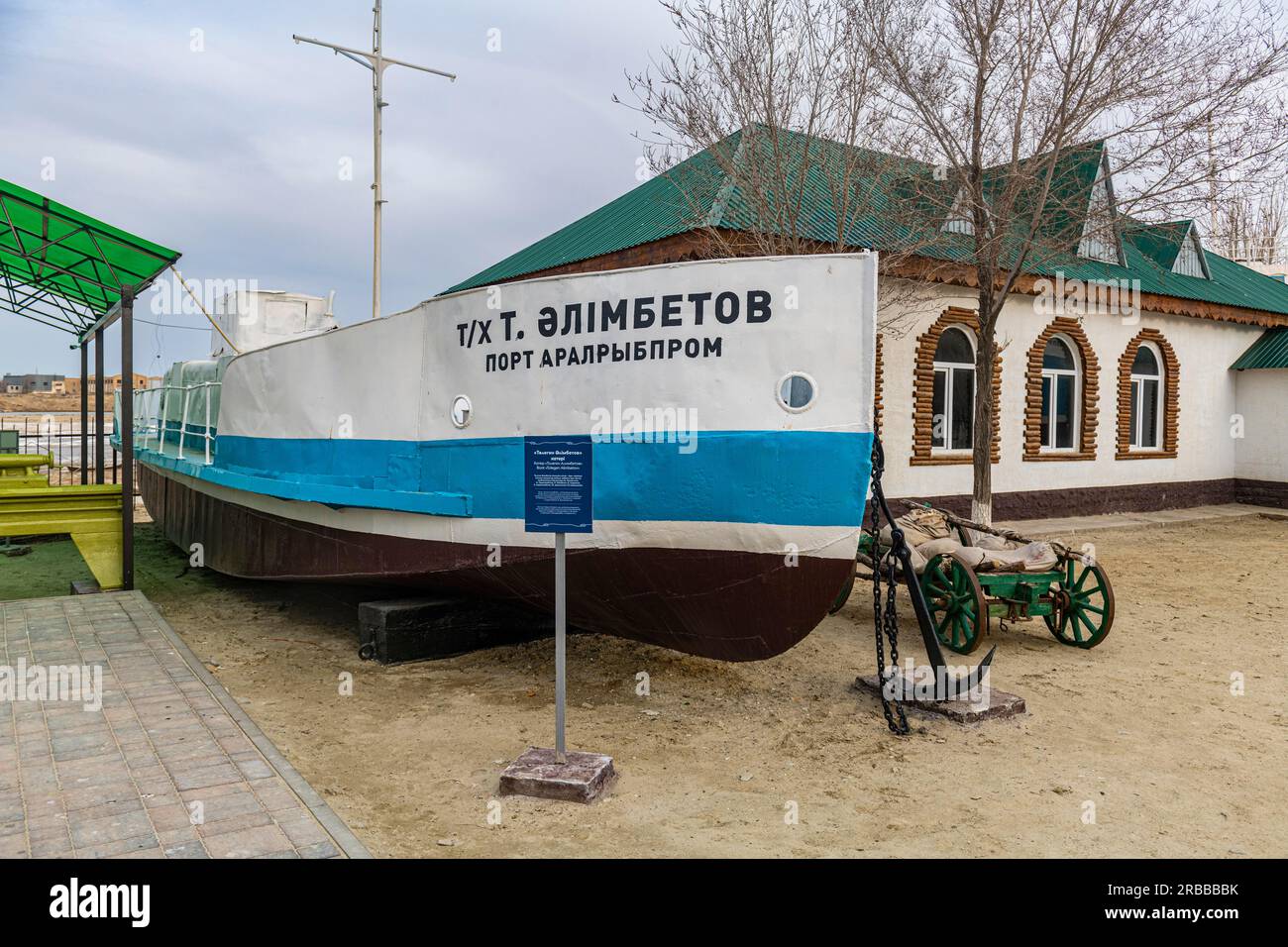 Altes Fischerboot im Museum in Aralsk, Aral-See, Kasachstan Stockfoto