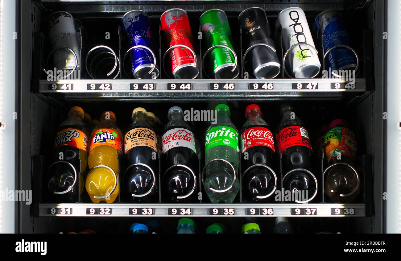 Verkaufsautomat für Limonade, alkoholfreie Getränke, Flaschen und Dosen, Fanta, Coca-Cola, Sprite, Red Bull, Stuttgart, Baden-Württemberg, Deutschland Stockfoto
