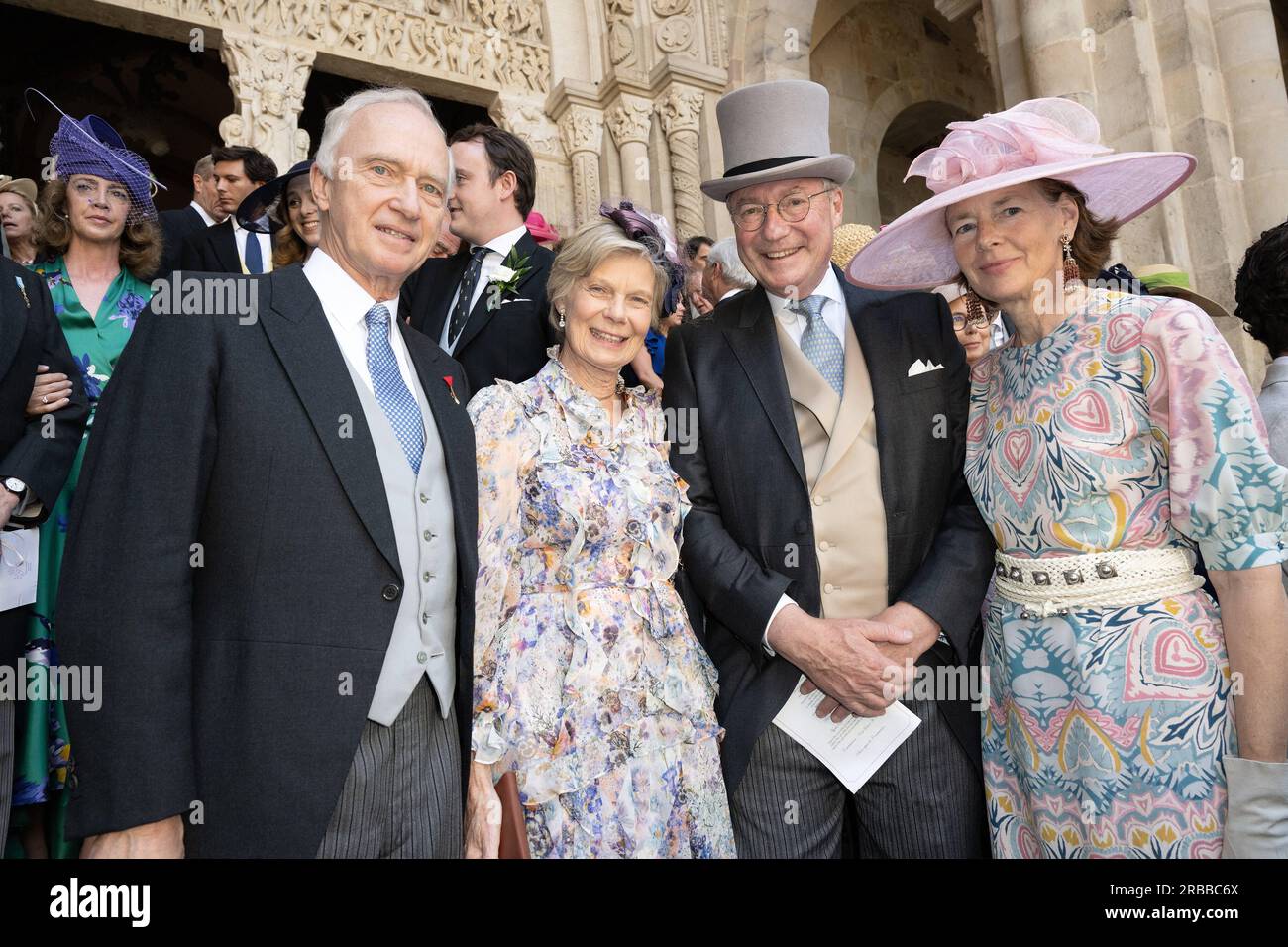 Autun, Frankreich. 08. Juli 2023. Erzherzog von Österreich Carl Christian mit Prinzessin Marie-Astrid von Luxemburg und Prinz Jean von Luxemburg und seiner Frau Gräfin Diane de Nassau posieren nach der königlichen Hochzeitszeremonie in der Kathedrale Saint-Lazare in Autun am 8. Juli 2023, Frankreich. Foto: David Niviere/ABACAPRESS.COM Kredit: Abaca Press/Alamy Live News Stockfoto