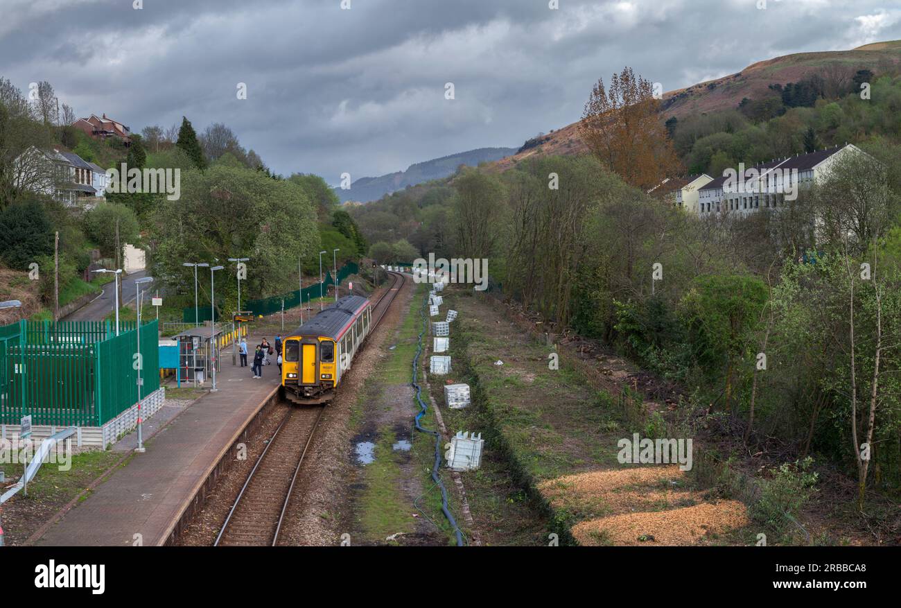 Transport nach Wales Klasse 150 Sprinterzug mit Anfahrt am Bahnhof Dinas Rhondda auf der einspurigen Bahnlinie Rhondda Valley Stockfoto
