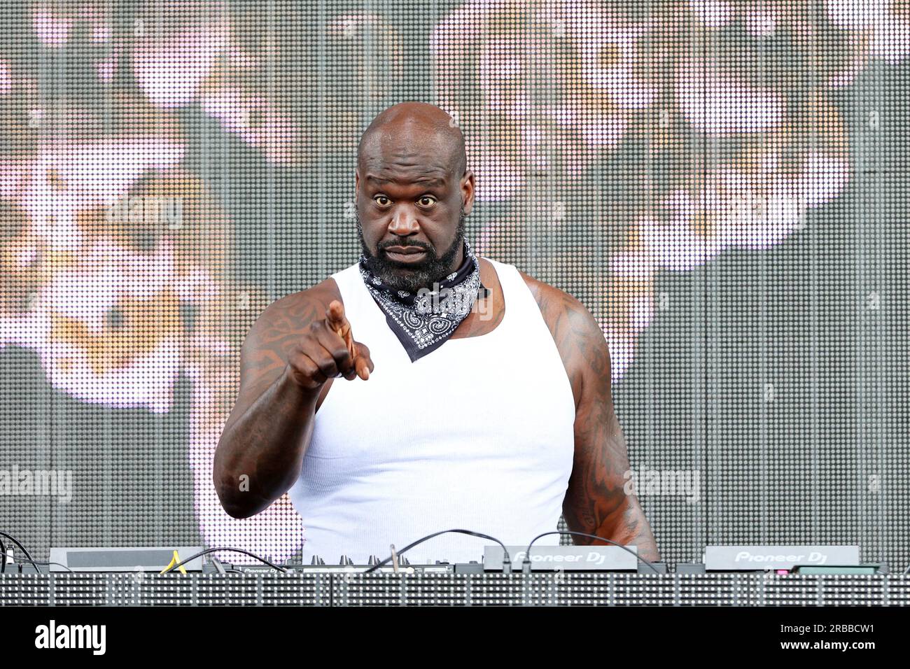 Chicago, USA, 08. Juli 2023. DJ Diesel (Shaquille O'Neal) reagiert auf die Menge, während er die Festlichkeiten vor dem Endspiel der US Major League Rugby (USMLR) zwischen der San Diego Legion und den New England Free Jacks im SeatGeek Stadium in Bridgeview, IL, USA anführt. Kredit: Tony Gadomski / All Sport Imaging / Alamy Live News Stockfoto