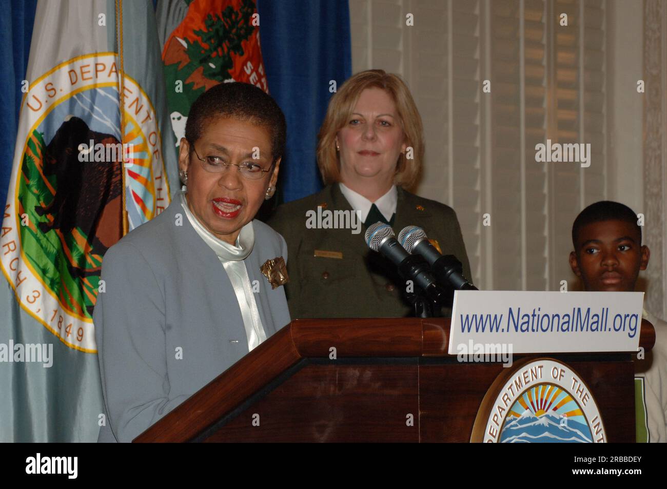 Pressekonferenz zur Ankündigung der Gründung des Trust of the National Mall, einer gemeinnützigen Organisation, die dabei helfen wird, Mittel aus dem privaten Sektor zu beschaffen, die für die Restaurierung und Erhaltung der National Mall benötigt werden. Minister Dirk Kempthorne trat dem stellvertretenden Direktor des National Park Service Lindi Harvey, National Mall und Memorial Parks Superintendent Peggy O'Dell, Trust für den Vorsitzenden der National Mall, John Chip Akridge, Washington, D.C., bei Delegierter des Kongresses Eleanor Holmes Norton und anderer Würdenträger bei der Veranstaltung, die auch eine kurze Bürgerstunde enthielt, die von einem Schauspieler gelehrt wurde, der George Washington zu einem Großen spielte Stockfoto