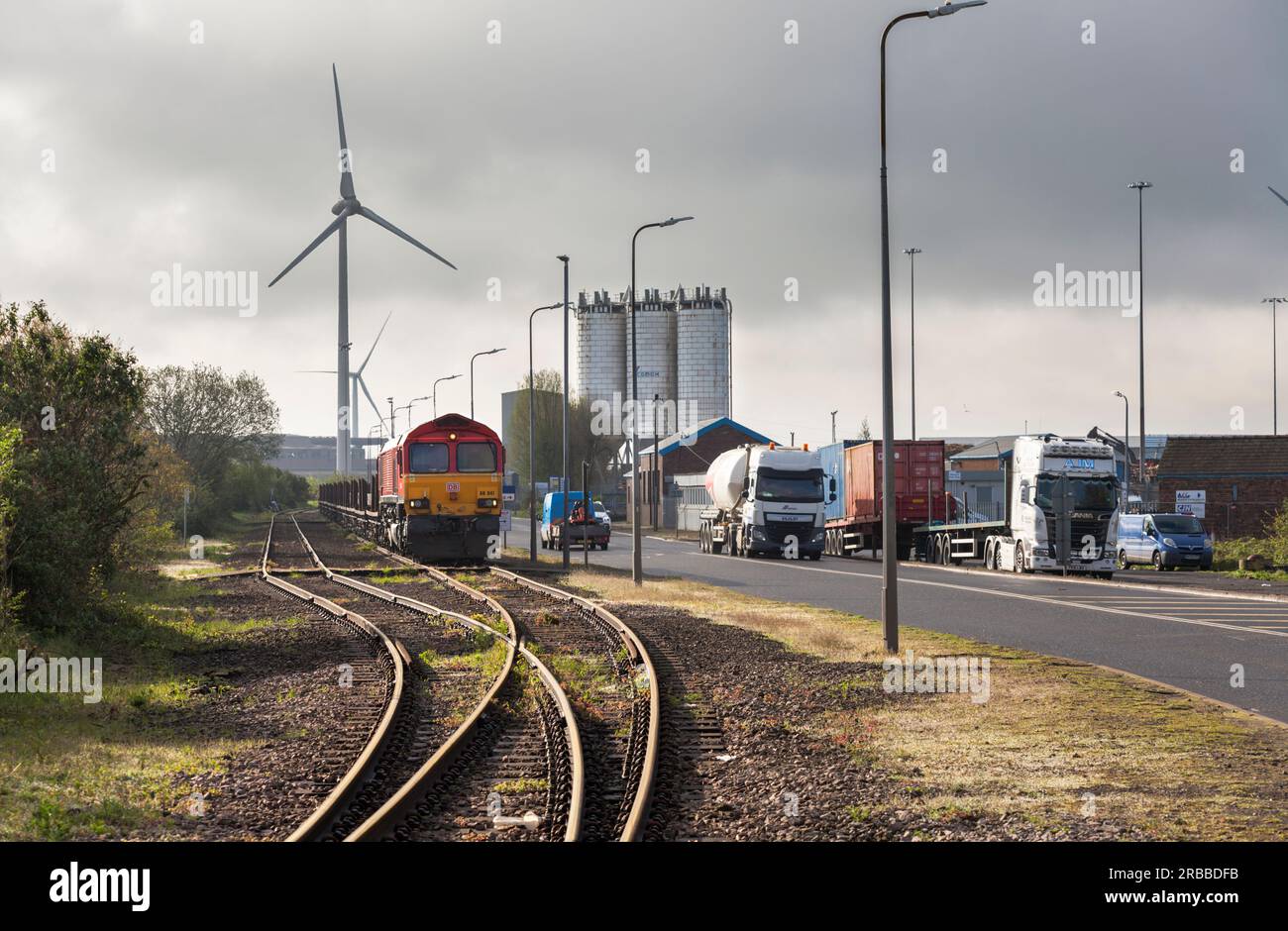 DB Cargo Rail (UK) Klasse 66 Diesellokomotive 66041 in Newport Docks, die auf die Abfahrt mit einem Güterzug aus importiertem Stahl wartet Stockfoto