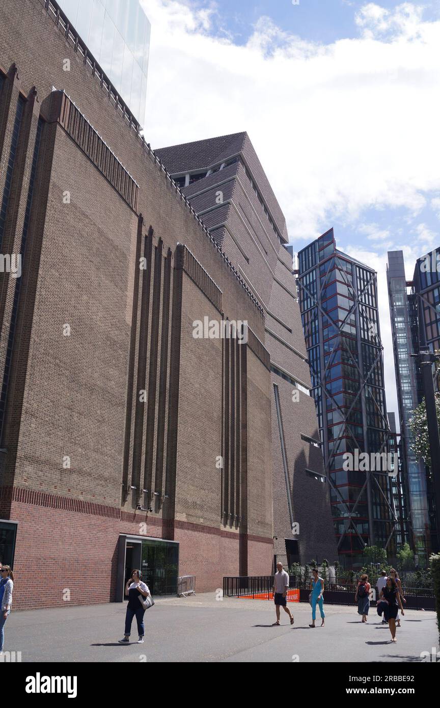 London, Vereinigtes Königreich: Blick auf die Tate Modern Gallery und das neue Len Blavatnik-Gebäude in Bankside Stockfoto