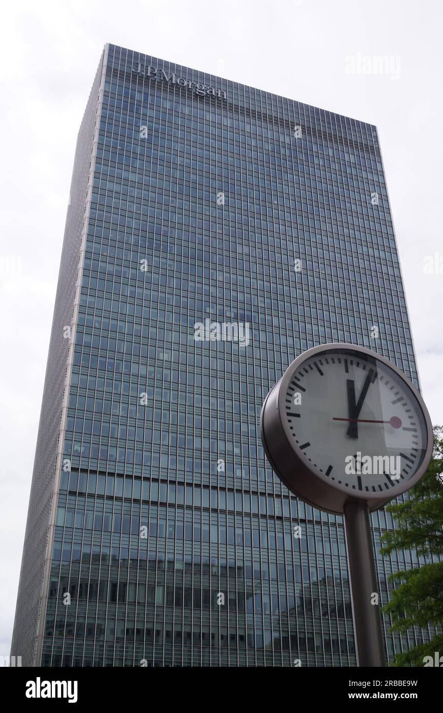 London, Vereinigtes Königreich: JP Morgan Gebäude in der 25 Bank Street in Canary Wharf und eine der Uhren in der Gegend Stockfoto