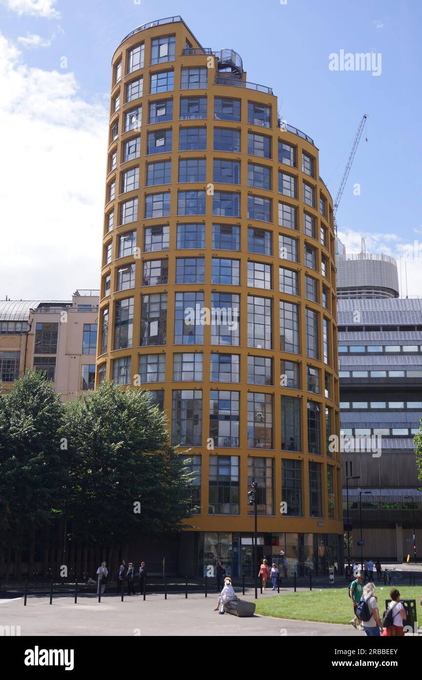 London, Vereinigtes Königreich: Gelbes rundes Wohngebäude, Teil der Bankside Lofts in der Hopton Street, in der Nähe der Tate Modern Gallery Stockfoto