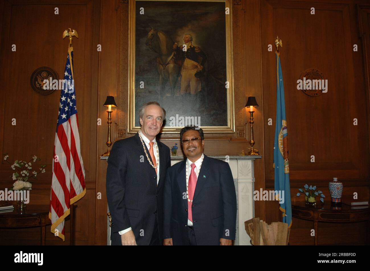 Treffen von Staatssekretär Dirk Kempthorne im Hauptinneren mit einer Regierungsdelegation der Republik Palau unter Leitung von Palau-Präsident Tommy Remengesau. Sekretär Kempthorne und Präsident Remengesau erörterten unter anderem die Möglichkeit, auf der Insel Peleliu in Palau ein nationales Kulturerbe zu errichten, sowie die bevorstehende Überprüfung des Palau-U.S. Kompakt der freien Assoziation. Stockfoto
