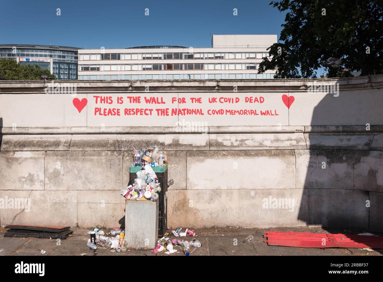 Red and Pink Hearts an der National Covid Memorial Wall, London, England, Großbritannien. Stockfoto