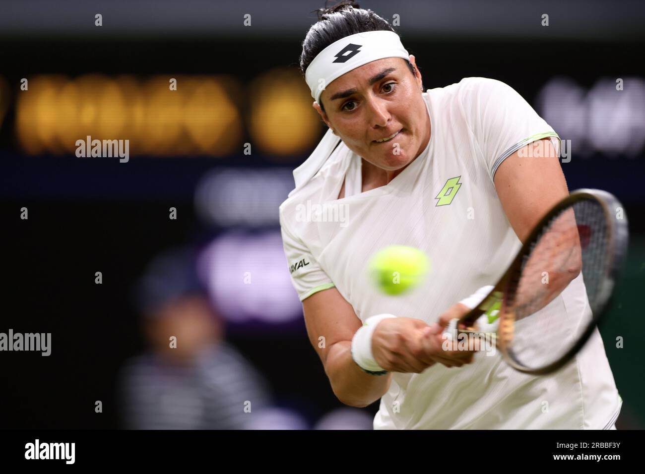 8. Juli 2023; All England Lawn Tennis and Croquet Club, London, England: Wimbledon Tennis Tournament; Ons Jabeur spielt eine Rückhand gegen Bianca Andreescu Stockfoto