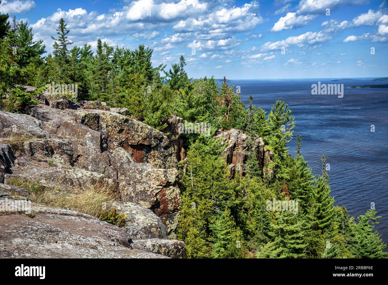 Dramatische Felsformationen entlang des Devil's Rock Trail in Cobalt, Temiskaming Shores, Ontario, Kanada Stockfoto