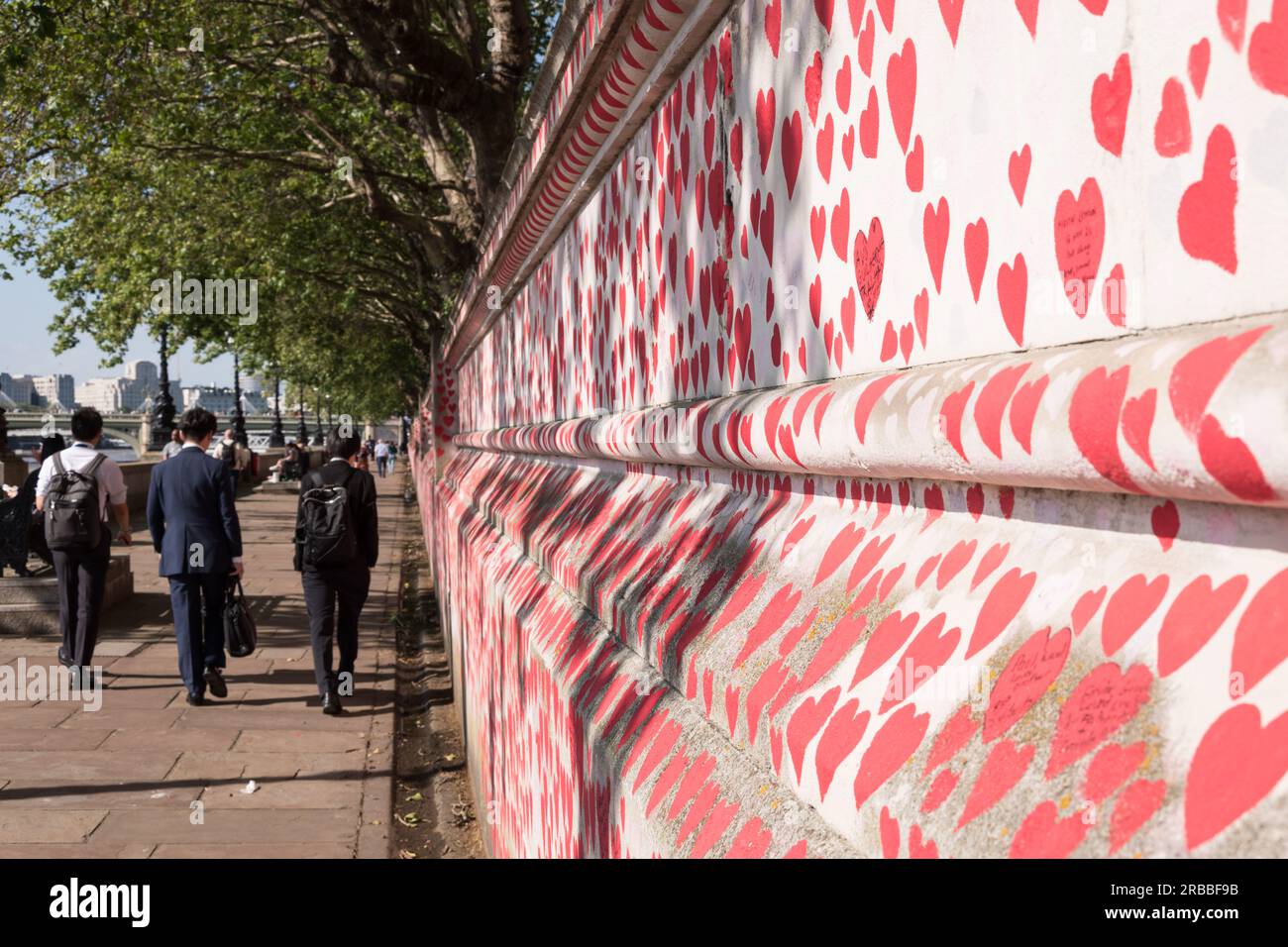 Red and Pink Hearts an der National Covid Memorial Wall, London, England, Großbritannien. Stockfoto