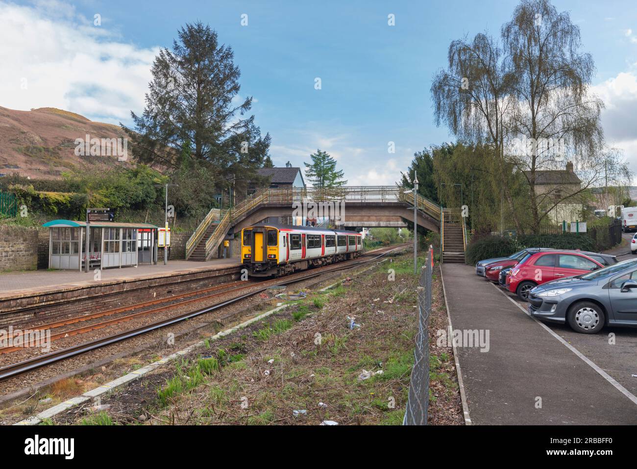 Transport nach Wales Klasse 150 DMU-Zug 150240 am Bahnhof Llwynpia im Bahnnetz des Cardiff-Tals im Rhondda-Tal Stockfoto