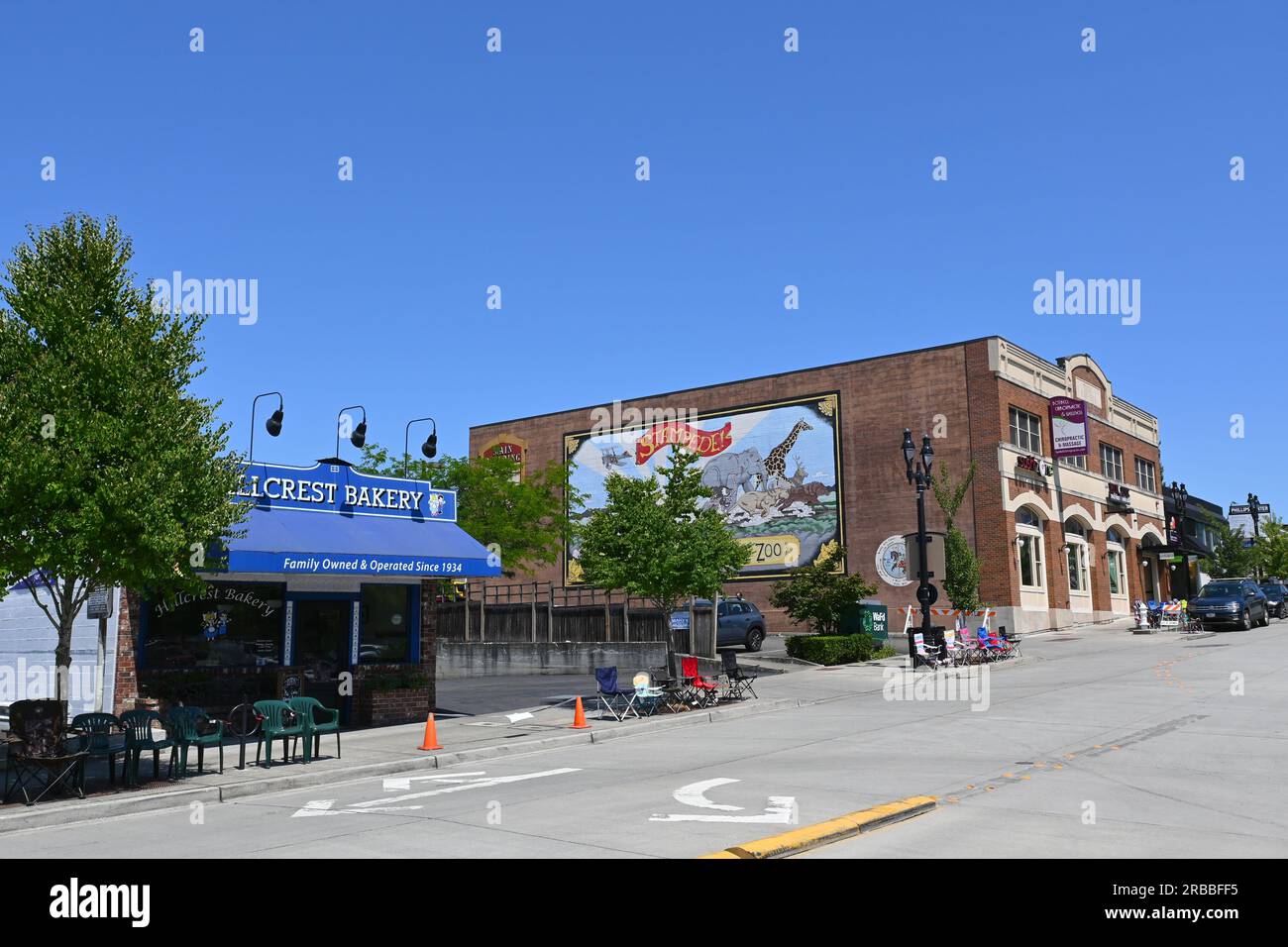 BOTHELL, WASHINGTON - 3. JULI 2023: Hillcrest Bakery und XXXIV Main Building an der Main Street in der Innenstadt von Bothell. Stockfoto