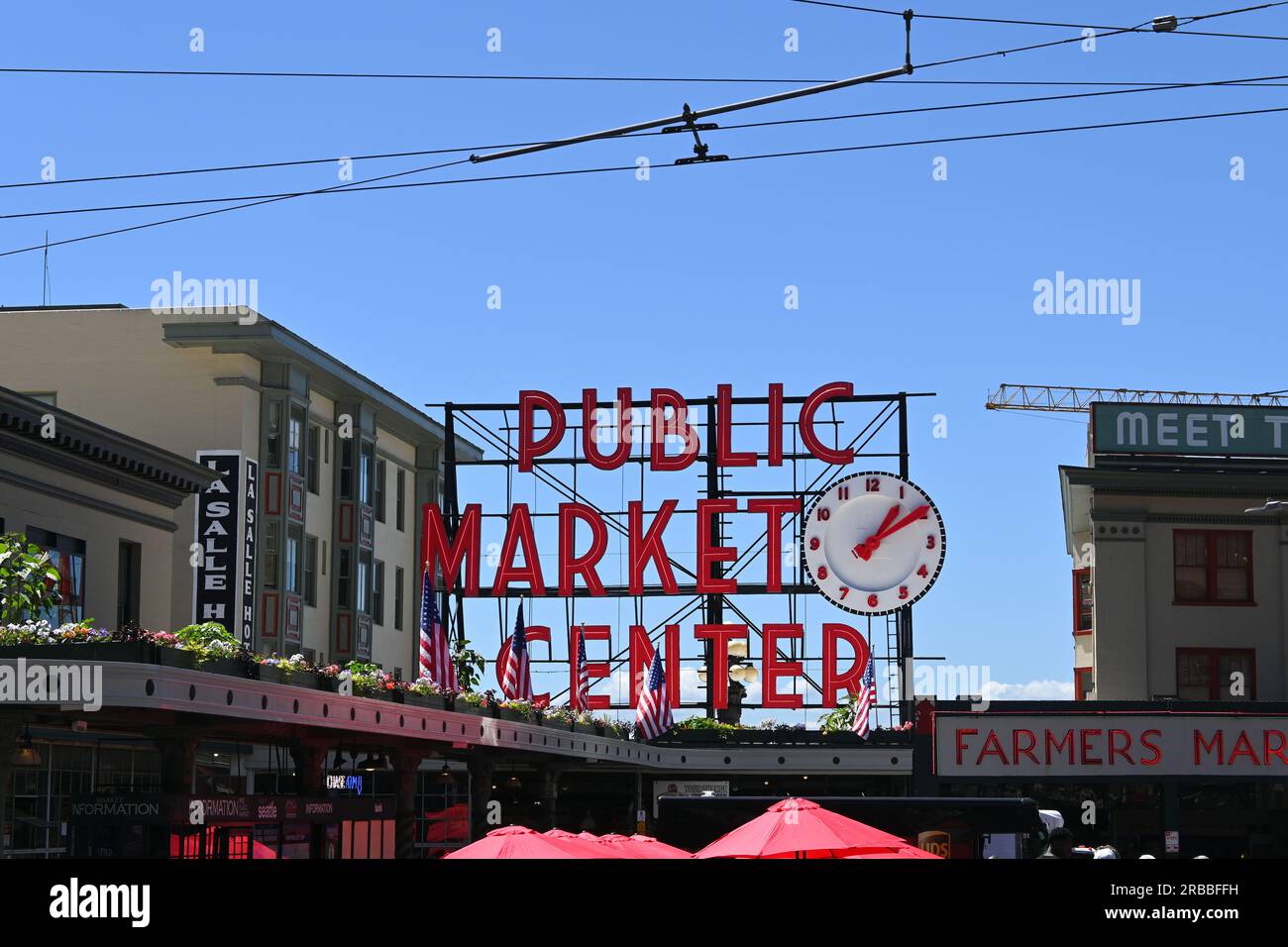 SEATTLE, WASHINGTON - 30. JUNI 2023: Schild für den öffentlichen Markt und Uhr am Pike Place Market. Stockfoto