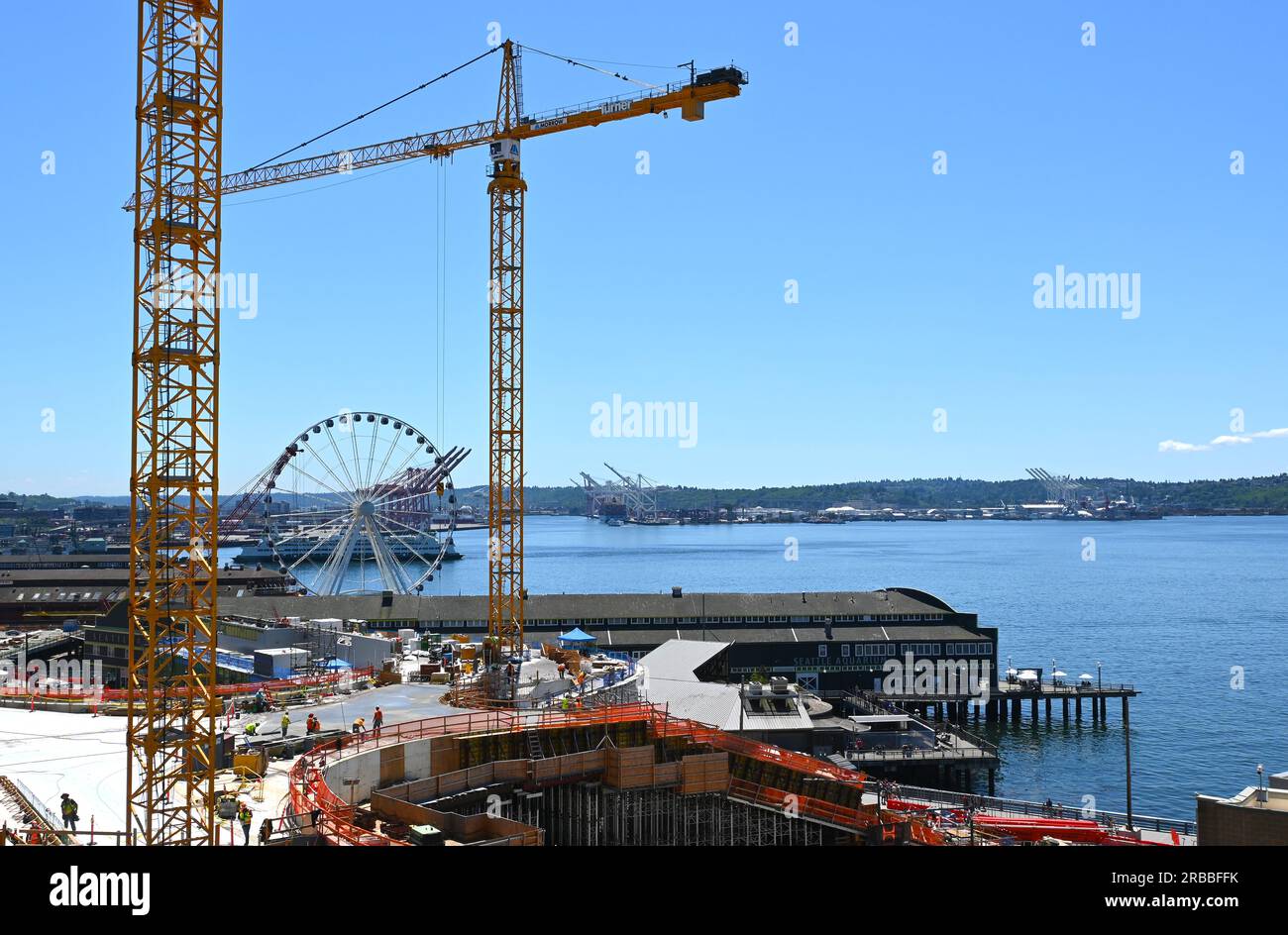 SEATTLE, WASHINGTON - 30. JUNI 2023: Bauarbeiten am Pike Place Market mit Riesenrad, Seattle Aquarium und Fähre. Stockfoto