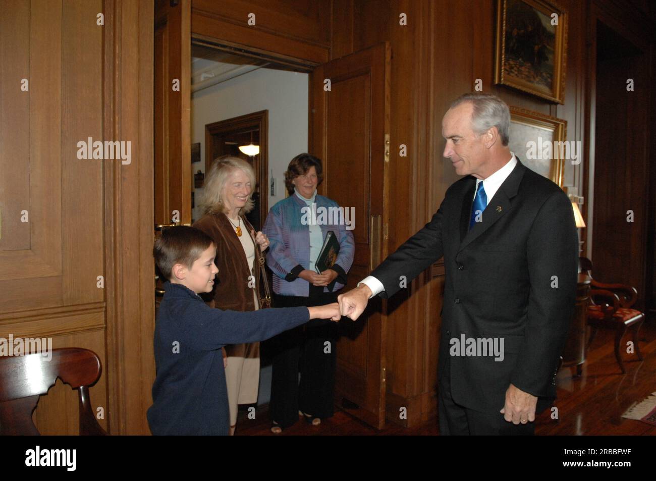 Sekretär Dirk Kempthorne mit Take Pride in America (TPIA)-Beamten und Freiwilligen bei der Unterzeichnung des Auftrags zur Verlängerung der Genehmigung von TPIA innerhalb des Innenministeriums bis zum Jahr 2010. Zu den Beamten und Gästen, die Sekretär Kempthorne für die Arbeiten im Hauptinneren beitraten, zählten der stellvertretende Sekretär P. Lynn Scarlett, der TPIA-Exekutivdirektor Katie Loovis, der Freiwillige des Appalachian Trail Scott Wilson, Chesapeake und Ohio (C und O) Canal National Historical Park, Barbara Brown und Jane Collins; HYATTSVILLE, Schüler der Maryland Grundschule Billy Kennedy und Jose Cr Stockfoto