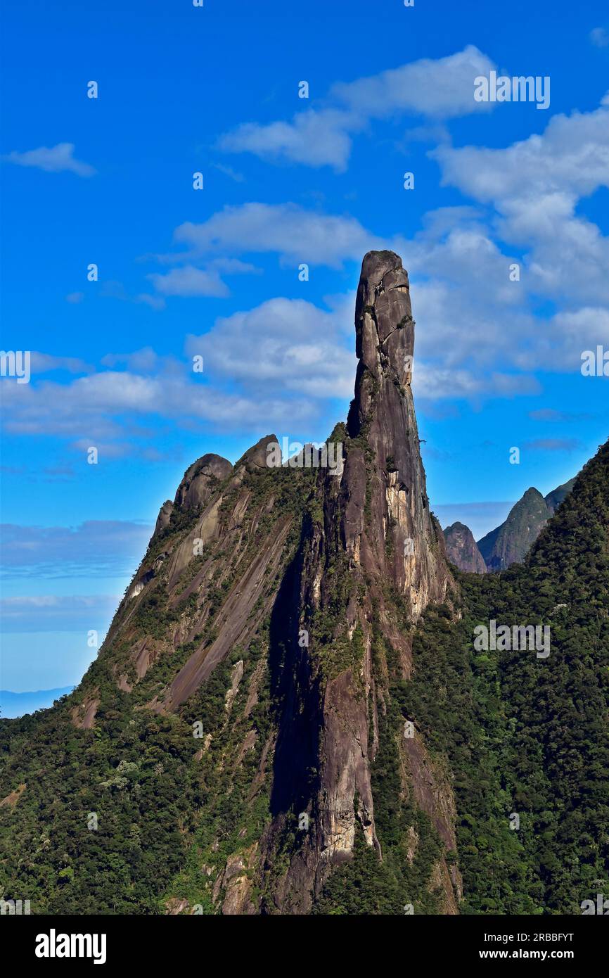 Berglandschaft mit dem berühmten Gottesfinger „Dedo de Deus“ in Teresopolis, Rio de Janeiro, Brasilien Stockfoto