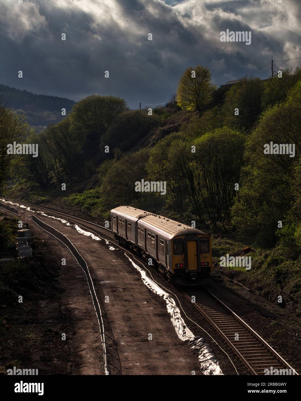 Transport für Wales Klasse 150 Sprinterzug 150227 vorbei an Dinas Rhondda im Rhondda Valley, South Wales, Großbritannien Stockfoto