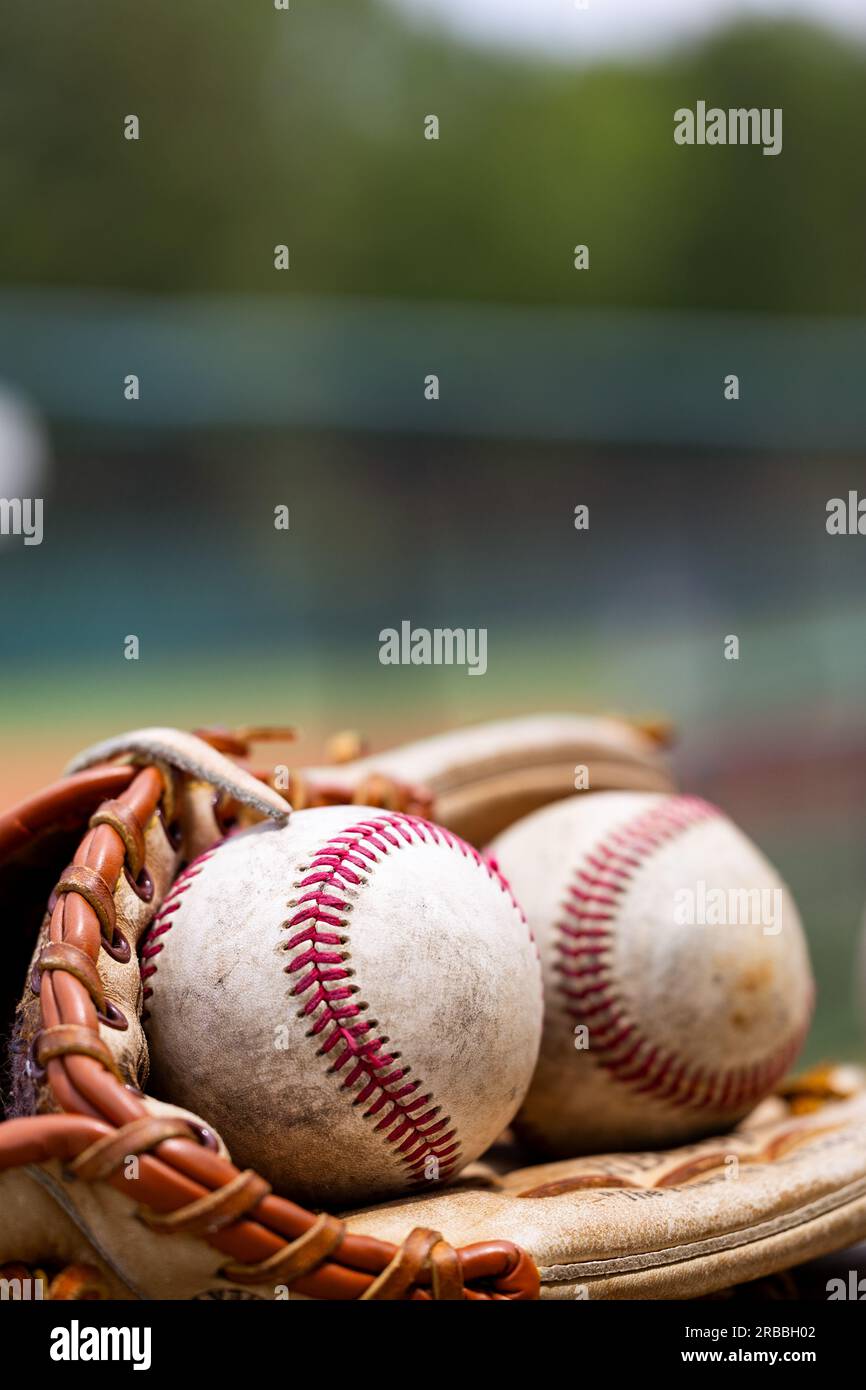 Baseballs in Handschuhen für sportlichen Hintergrund mit Kopierbereich Stockfoto