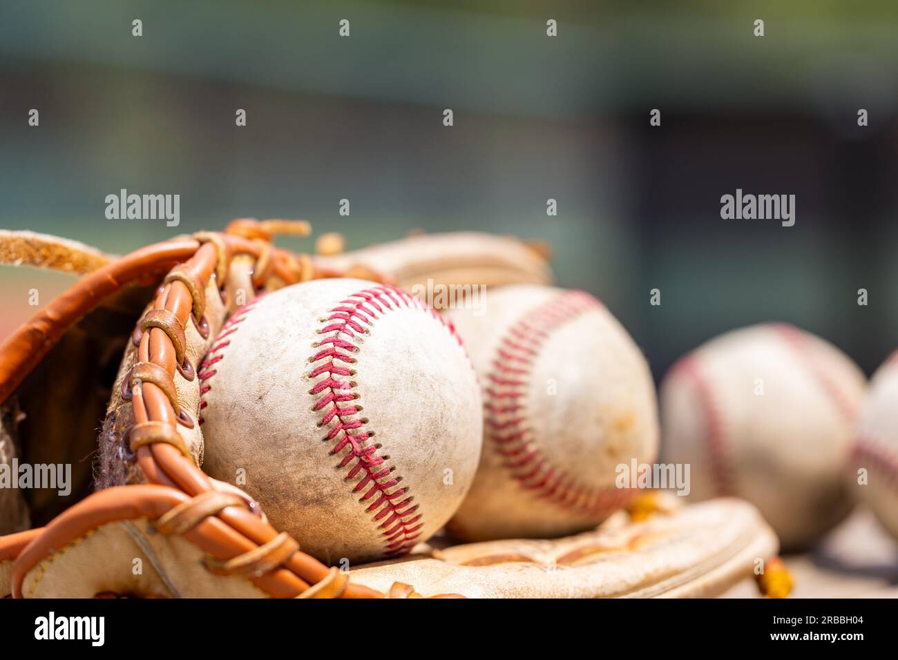 Baseballs in Handschuhen für sportlichen Hintergrund mit Kopierbereich Stockfoto