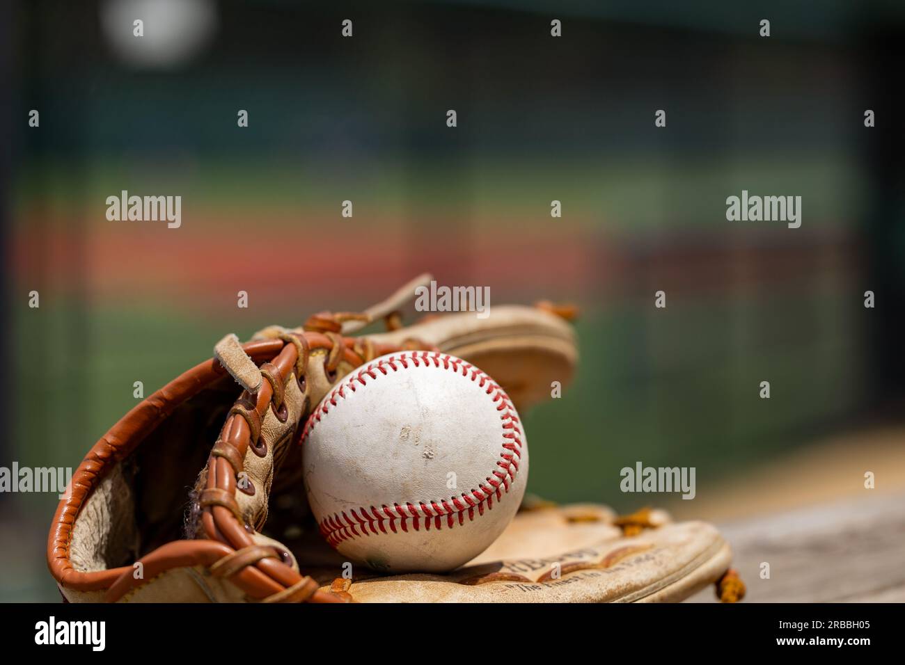 Baseball-Handschuh für sportlichen Hintergrund mit Kopierbereich Stockfoto