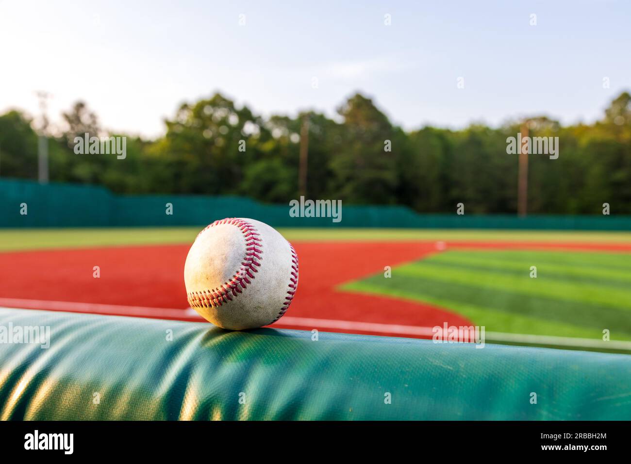 Baseball und Feld für Sporthintergrund mit Kopierbereich Stockfoto