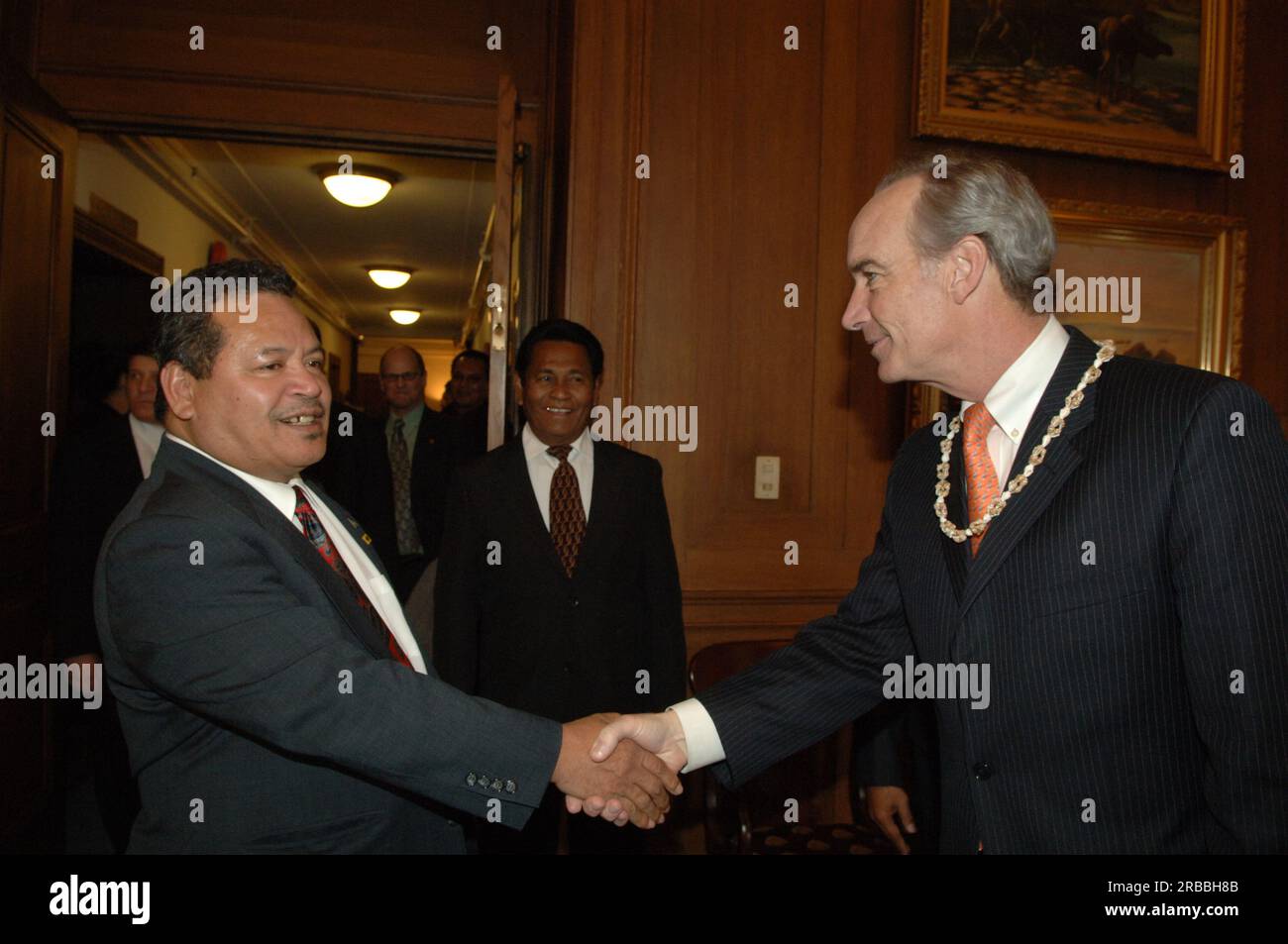 Treffen von Staatssekretär Dirk Kempthorne im Hauptinneren mit einer Regierungsdelegation der Republik Palau unter Leitung von Palau-Präsident Tommy Remengesau. Sekretär Kempthorne und Präsident Remengesau erörterten unter anderem die Möglichkeit, auf der Insel Peleliu in Palau ein nationales Kulturerbe zu errichten, sowie die bevorstehende Überprüfung des Palau-U.S. Kompakt der freien Assoziation. Stockfoto