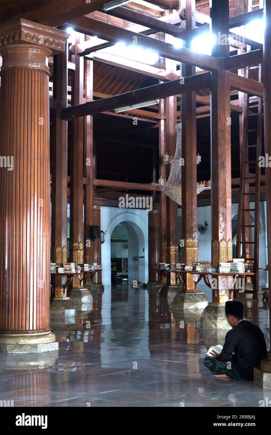 8. Juli 2023. Eople beten, Al-Koran lesen, plaudern, in der Sunan-Moschee in Surabaya schlafen. Stockfoto