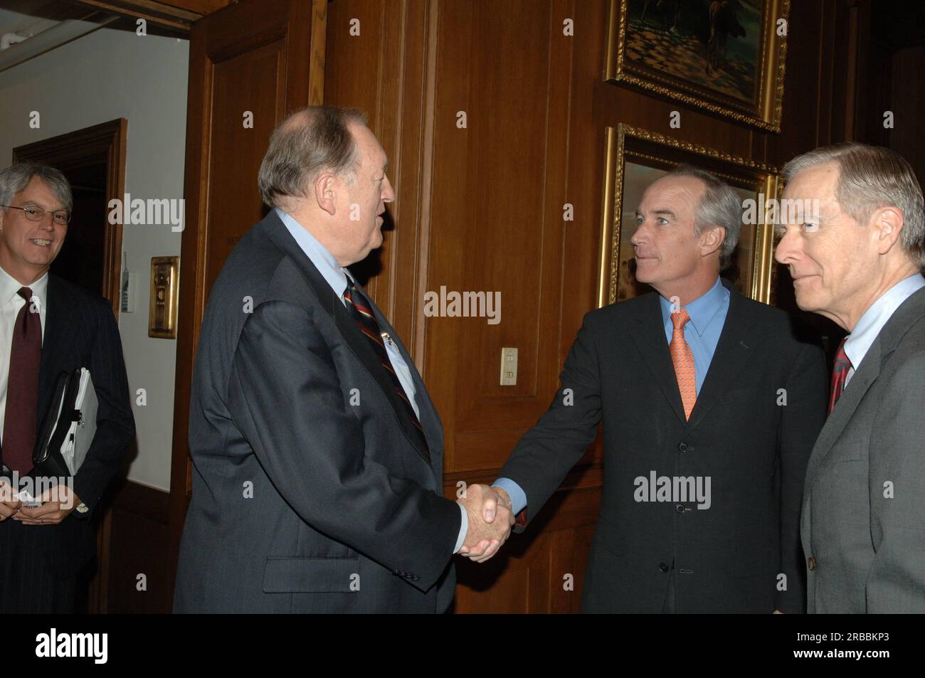 Sekretär Dirk Kempthorne und Berater treffen sich im Hauptinneren mit Pete Wilson, dem ehemaligen Gouverneur und Senator von Kalifornien, Anwalt der Anwaltskanzlei Bingham McCutchen Stockfoto