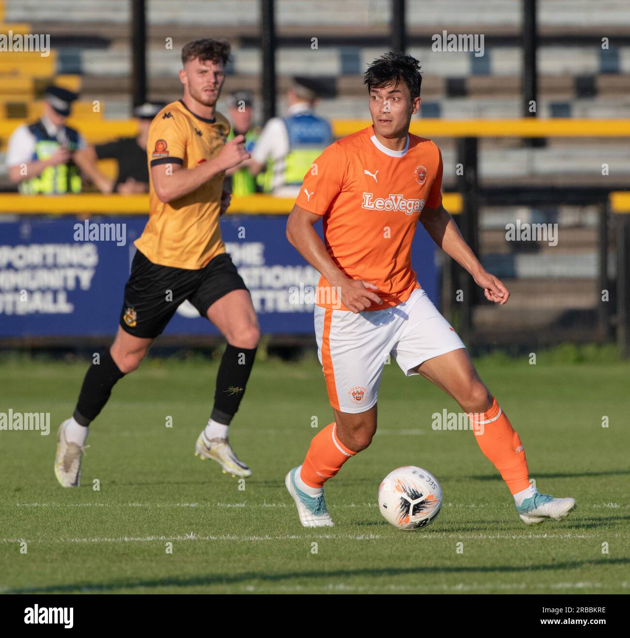 Southport, Merseyside, England, 7. Juli 2023. Kenneth Dougall von Blackpool fährt in der Vorsaison im Southport Football Club V Blackpool Football Club auf der Haig Avenue mit dem Ball. (Bild: ©Cody Froggatt/Alamy Live News) Stockfoto