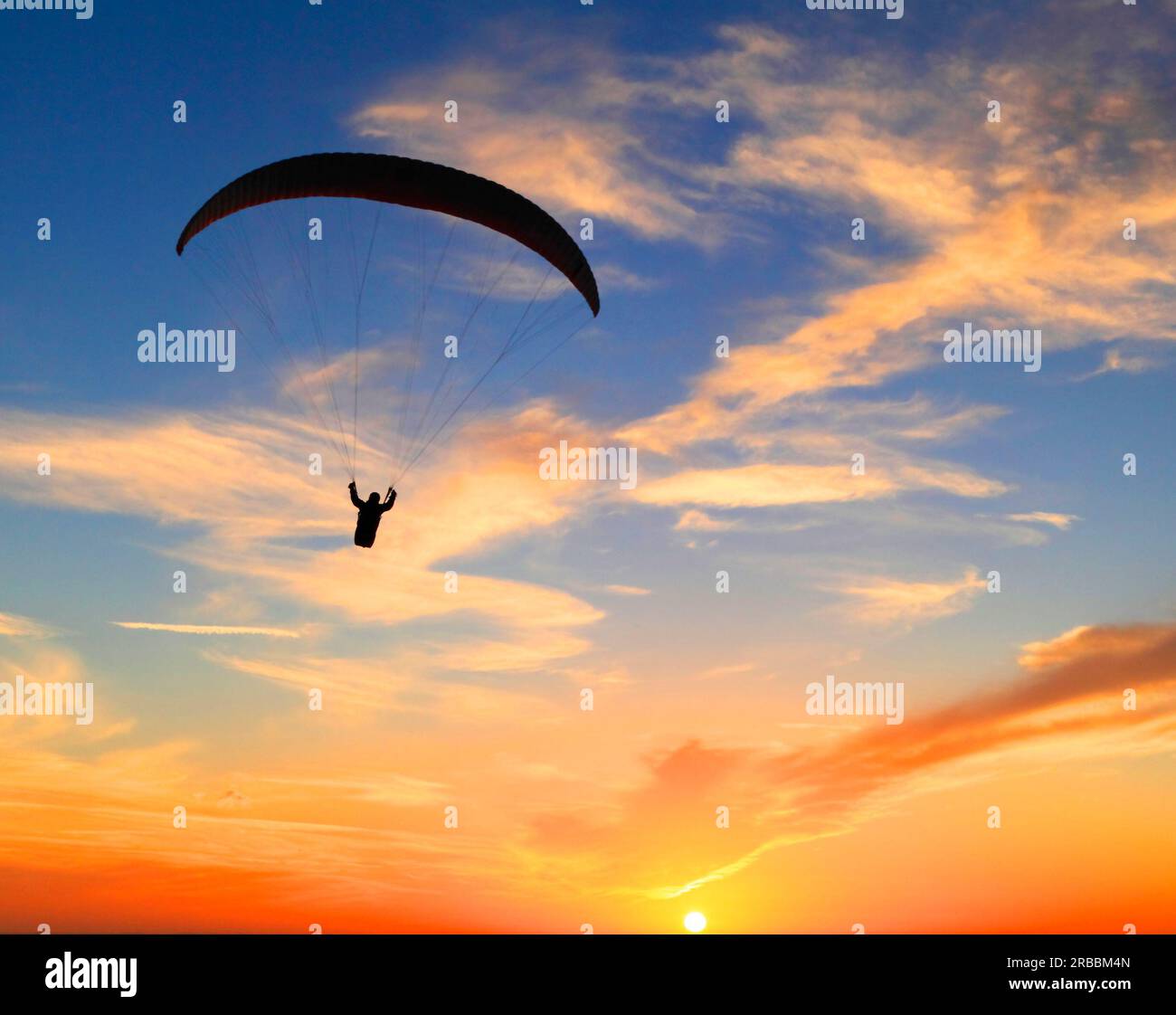 Hang Glider bei Sonnenuntergang, Silhouette, The Wash, Hunstanton, Norfolk, England, Großbritannien Stockfoto