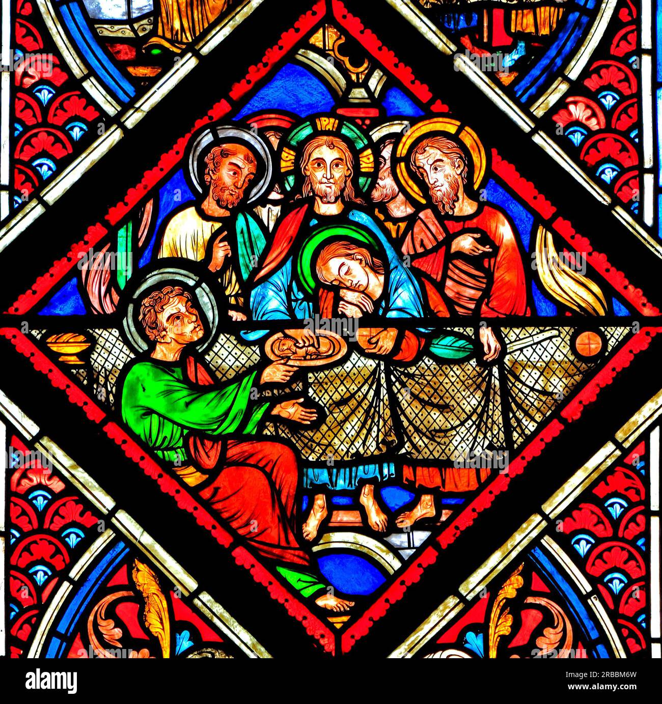 Das Passionsfenster, Das Letzte Abendmahl, St. John der Evangelist, lehnt seinen Kopf in Richtung Jesus, Buntglasfenster, von Didron von Paris, 1860, Feltwell Stockfoto Das Passionsfenster, Das Letzte Abendmahl, St. John der Evangelist, lehnt seinen Kopf in Richtung Jesus, Buntglasfenster, von Didron von Paris, 1860, Feltwell Stockfoto