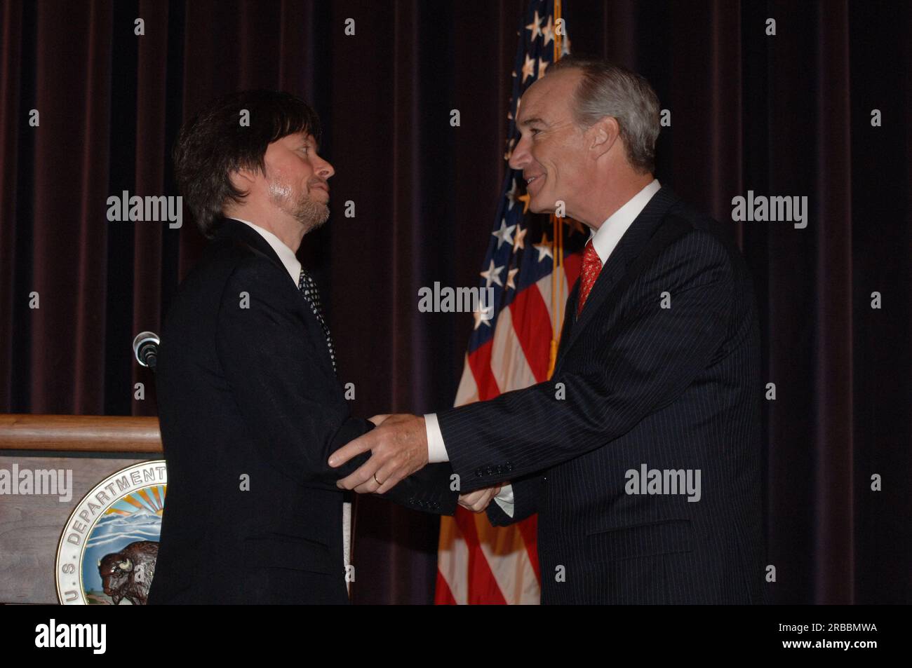 Besuch des Dokumentarfilmherstellers Ken Burns und des Autors Dayton Duncan im Main Interior, wo sie sich mit Secretary Dirk Kempthorne und National Park Service Director Mary Bomar trafen und im Auditorium über ihre bevorstehende Veröffentlichung, The National Parks: America's Best Idea, sprachen Stockfoto