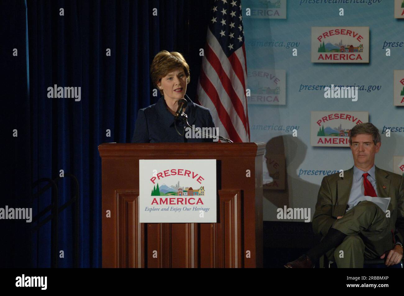 Preserve America Zeremonie im Caucus Room des Cannon House Office Building auf Capitol Hill, wo Minister Dirk Kempthorne zu First Lady Laura Bush, den Kongressabgeordneten Michael Turner von Ohio und Brad Miller von North Carolina, Beirat für historische Erhaltung Vorsitzender John Nau III., Und andere Würdenträger für die Ankündigung der ersten 43 Preserve America-Zuschüsse für 2007 und die Anerkennung von 20 neuen Preserve America-Gemeinschaften Stockfoto