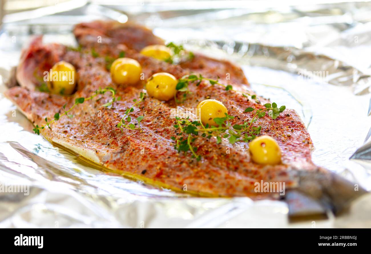 Traditioneller Sardellenfisch (Pomatomus saltador), der im Ofen gebacken werden kann Stockfoto