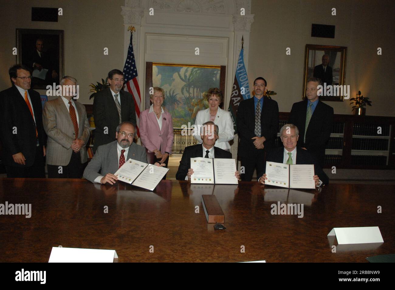 Unterzeichnungszeremonie am Hauptsitz der National Geographic Society (NGS) in Washington, D.C., für eine Vereinbarung zur Förderung des umweltverträglichen und verbesserten Geotourismus durch eine NGS-Partnerschaft mit dem Innenministerium, dem Landwirtschaftsministerium und anderen Einrichtungen, einschließlich Bureau of Indian Affairs, Bureau of Land Management, National Park Service, USA Fish and Wildlife Service und USA Forstdienst. Der Innenminister Dirk Kempthorne trat dem Landwirtschaftsminister Mark Rey bei, dem Präsidenten und Chief Executive Officer von NGS Stockfoto