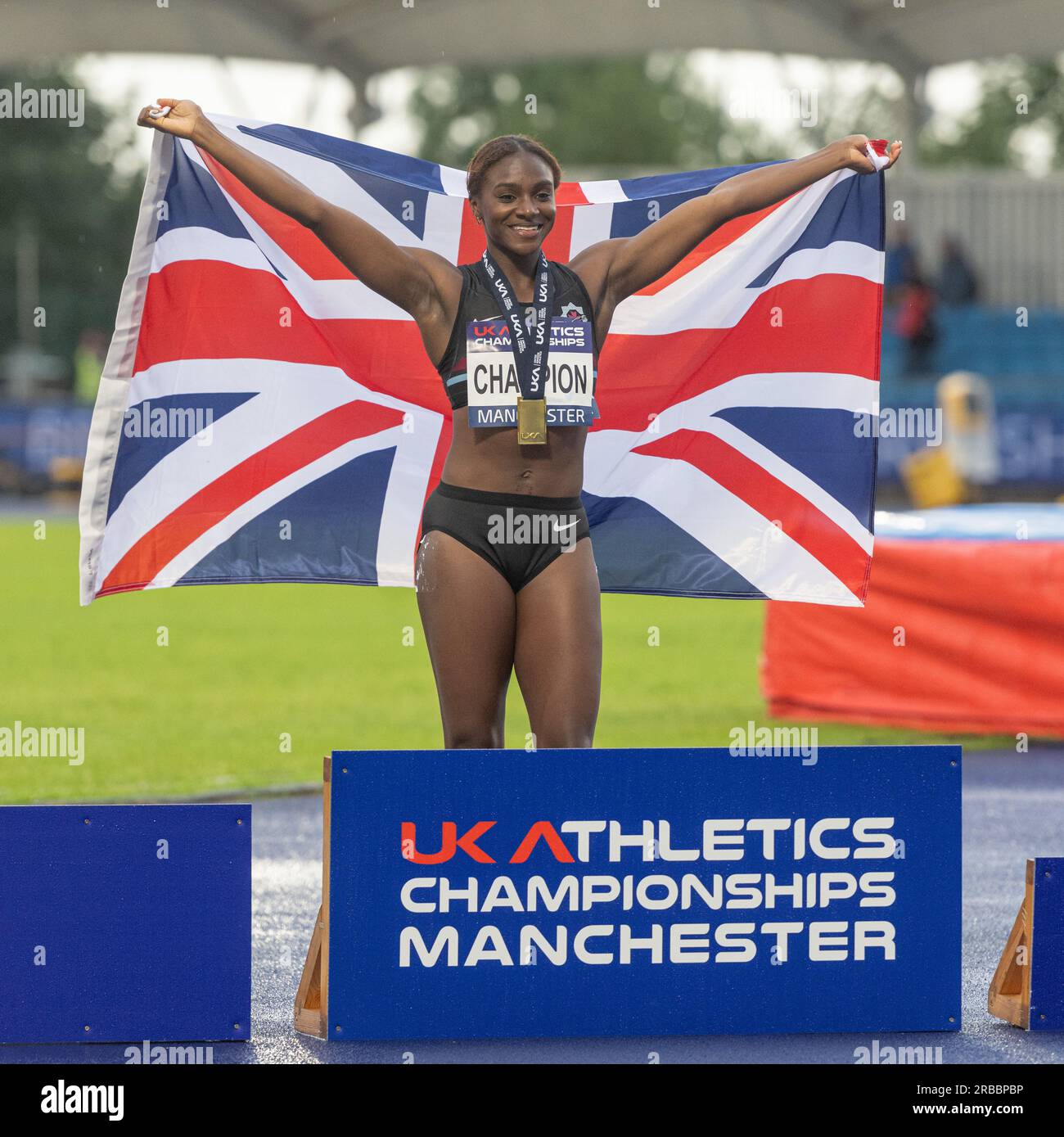Manchester Regional Arena, Sportcity, Manchester, Großbritannien. 8. Juli 2023. Dina Asher-Smith feiert ihre Tormedaille bei den britischen Athletics Championships 2023 in der Manchester Regional Arena. (Kreditbild: Kredit: Cody Froggatt/Alamy Live News Stockfoto