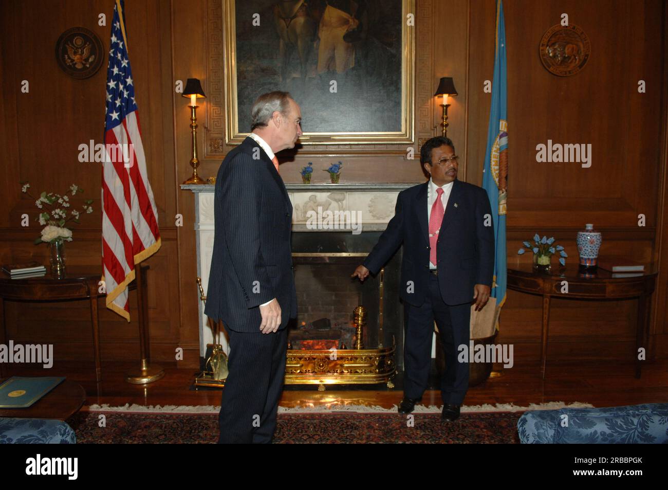 Treffen von Staatssekretär Dirk Kempthorne im Hauptinneren mit einer Regierungsdelegation der Republik Palau unter Leitung von Palau-Präsident Tommy Remengesau. Sekretär Kempthorne und Präsident Remengesau erörterten unter anderem die Möglichkeit, auf der Insel Peleliu in Palau ein nationales Kulturerbe zu errichten, sowie die bevorstehende Überprüfung des Palau-U.S. Kompakt der freien Assoziation. Stockfoto