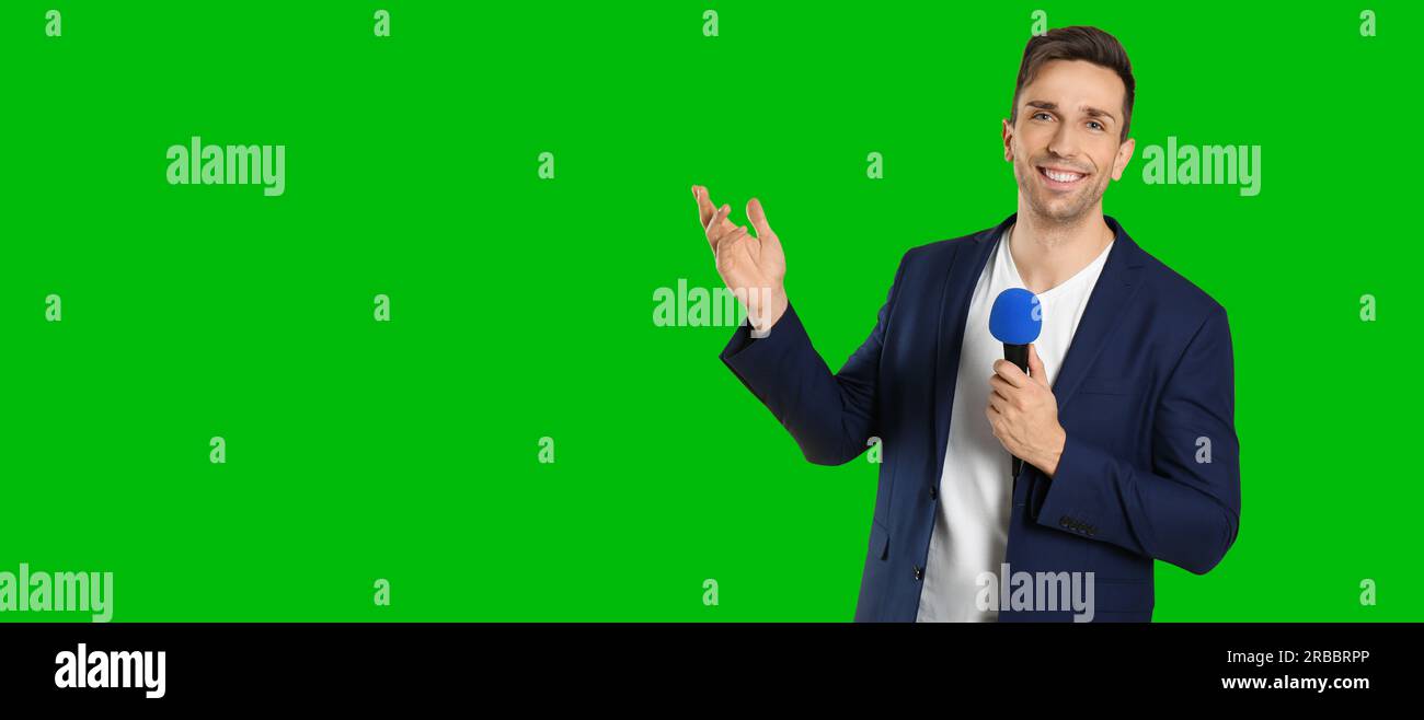 Chroma-Schlüssel-Komposition. Sender mit Mikrofon gegen grünen Bildschirm, Bannerdesign Stockfoto