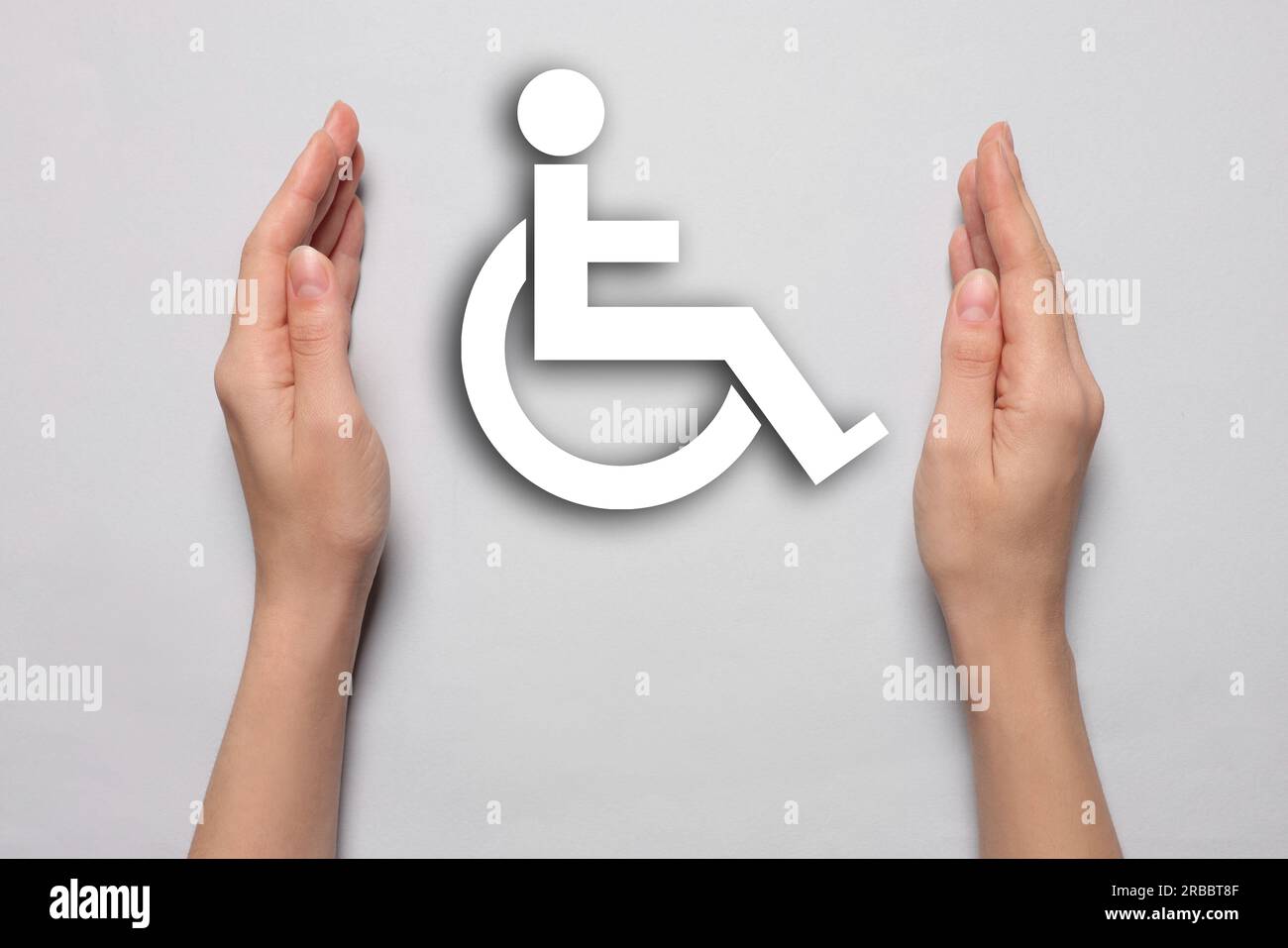 Invalidität. Rollstuhlschutzsymbol auf hellem Hintergrund, Nahaufnahme Stockfoto