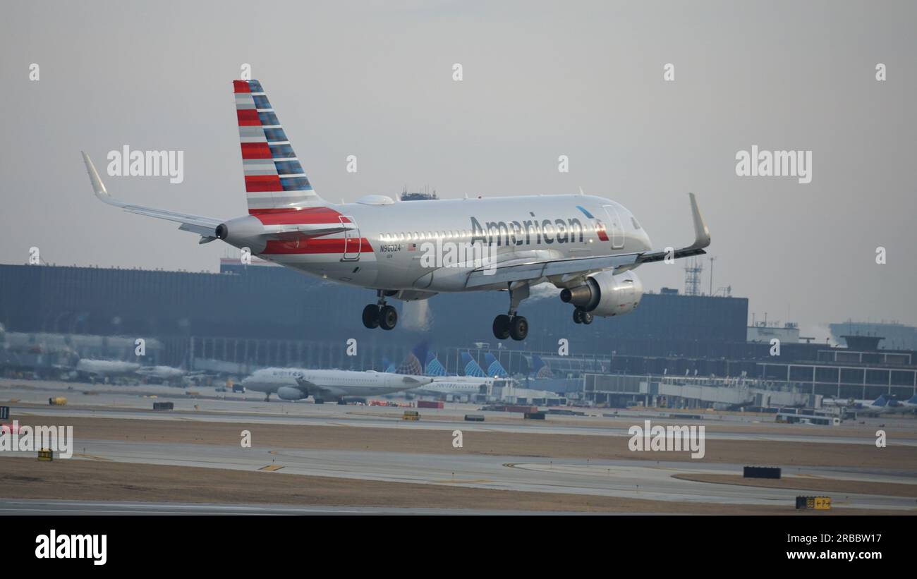 American Airlines Flugzeug landet am Chicago O'Hare International Airport Stockfoto
