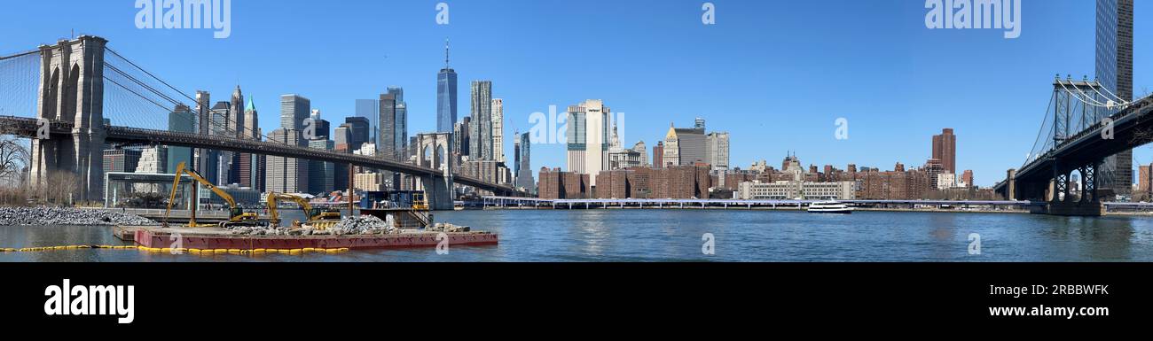 Panoramablick auf New York City mit Blick über den East River an der Brooklyn Bridge mit der Skyline von Lower Manhattan Stockfoto