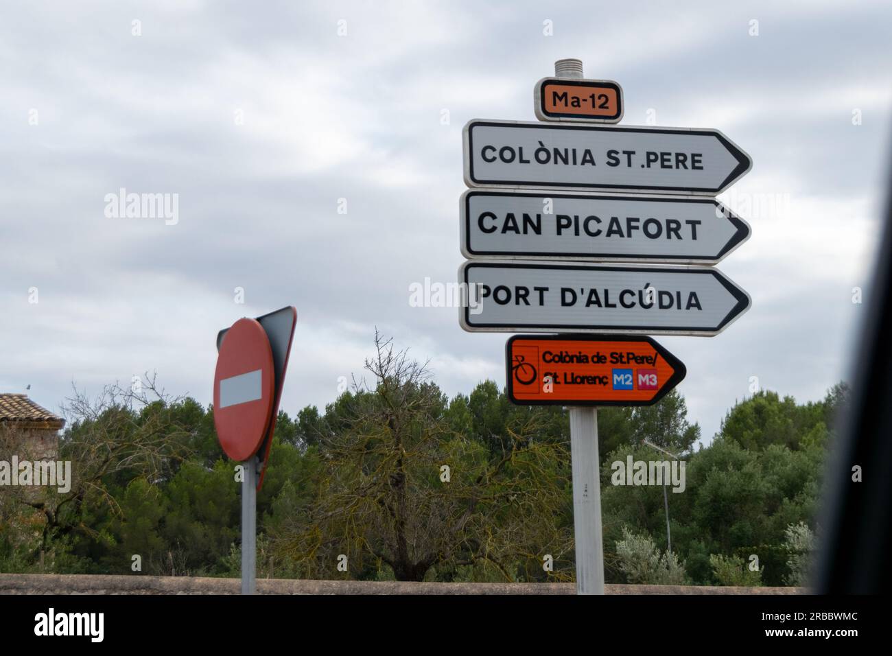 Straßenschilder zur Insel Nord-Mallorca, Can Picafort, Port D'Alcúdia, Colònia St. Pere, Ma-12, m2, M3 Stockfoto